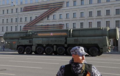 Un lanzador de misiles balísticos intercontinentales Yars, durante el desfile de este martes en la plaza Roja de Moscú.