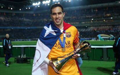 Claudio Bravo, con el trofeo del Mundial de Clubes.