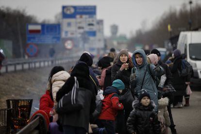 Un grupo de refugiados ucranios entra en Polonia a través del punto fronterizo de Dorohusk, en marzo.