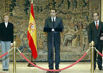 Zapatero, flanqueado por Fernández de la Vega y Bono, ayer en La Moncloa.