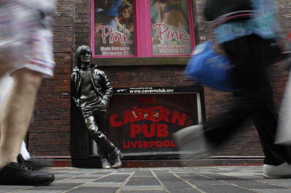 Estatua de Lennon en la puerta de The Cavern Pub, en Mathew Street, Liverpool. 