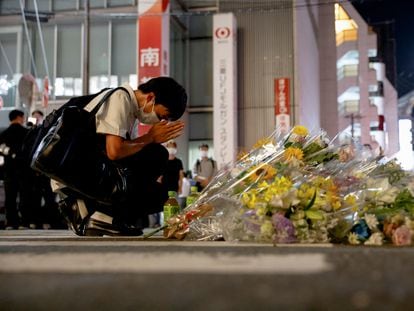 Una persona reza junto al lugar en el que Shinzo Abe fue asesinado, este viernes en la ciudad japonesa de Nara.