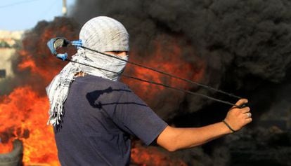 Un palestino lanza una piedra durante enfrentamientos con las fuerzas israel&iacute;es para intentar frenar una expropiaci&oacute;n, la semana pasada. 