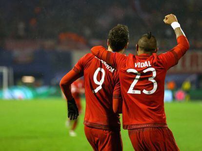 Lewandowski y Vidal celebran el segundo tanto ante el Dinamo.