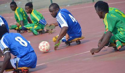 Partido de fútbol de los equipos de afectados por la polio de Katsiina y Gambo (Nigeria) para conmemorar el día mundial contra la enfermedad (25 de octubre) de este año.
