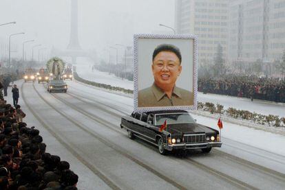 Las imágenes de la televisión oficial de Corea del Norte muestran como un retrato gigante de Kim Jong-il va abriendo el cortejo fúnebre que ha atravesado hoy las calles de Pyongyang entre la nieve, con miles de personas siguiéndolo en las calles.