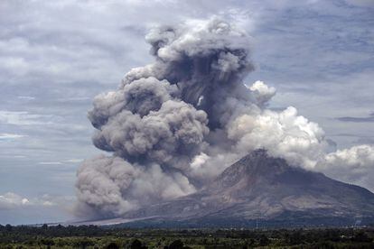 Una nube de cenizas y polvo tras la erupción del volcán Sinabung situado al norte de la isla de Sumatra.