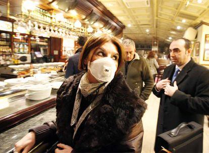 Teresa Fernández, asmática, en la barra del bar-restaurante La Fábrika.