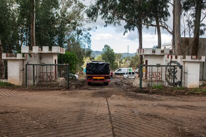 Exterior de la antigua base militar de Las Raíces, situada en San Cristóbal de La Laguna (Tenerife), donde se realizan obras para instalar un campamento de emergencia para inmigrantes.