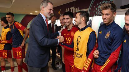 DOHA, 23/11/2022.- El rey Felipe VI (i) felicita a los jugadores de la selección tras el partido este miércoles en su estreno ante Costa Rica en el Mundial de fútbol de Qatar 2022 en el estadio Al Thumama de Doha. EFE/ Ballesteros
