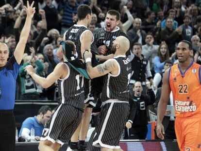Los jugadores del Ux&uacute;e Bilbao Basket celebran su victoria en Miribilla.