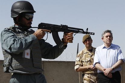 Gordon Brown pasa revista a las tropas británicas desplegadas en Afganistán tras llegar hoy al país asiático