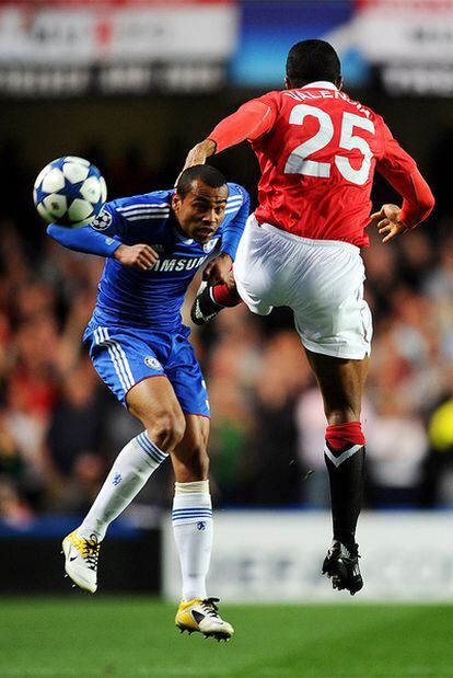 En los compases iniciales del duelo, ambos equipos intentantaron imponer su físico y escasearon los remates. En la imagen, Ashley Cole y Valencia pugnan por un balón aéreo.