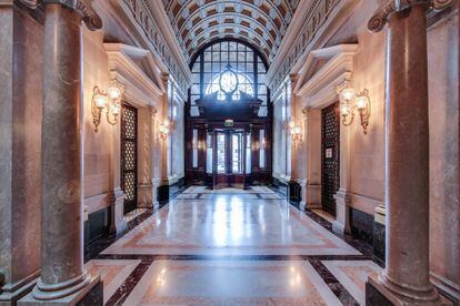 Pasillo del palacio del marqués de Comillas en Barcelona, que luego fue la sede de la Compañía de Tabacos de Filipinas, de la que la familia era propietaria, y hoy es el hotel 1898.