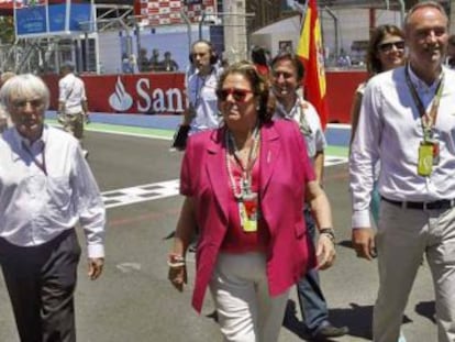 Bernie Ecclestone, con Rita Barber&aacute; y Alberto Fabra, durante el &uacute;ltimo Gran Premio en Valencia. 