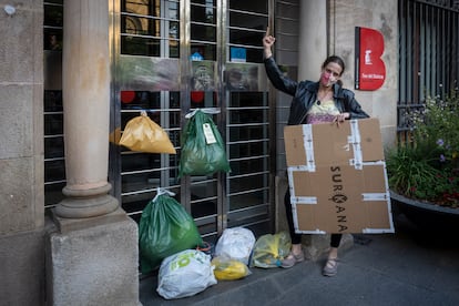 Vecinos del barrio de Sant Andreu de Barcelona protestan ante la sede municipal en la plaza Orfila contra la nueva recogida selectiva de puerta a puerta de basura.