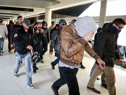 Agentes de los Mossos en la Ciudad de la Justicia tras la declaración de uno de ellos por el 'caso Raval'.