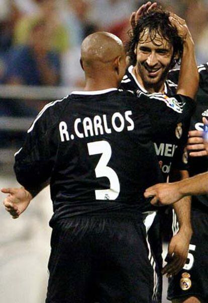 Raúl felicita a Roberto Carlos, autor del segundo tanto madridista.