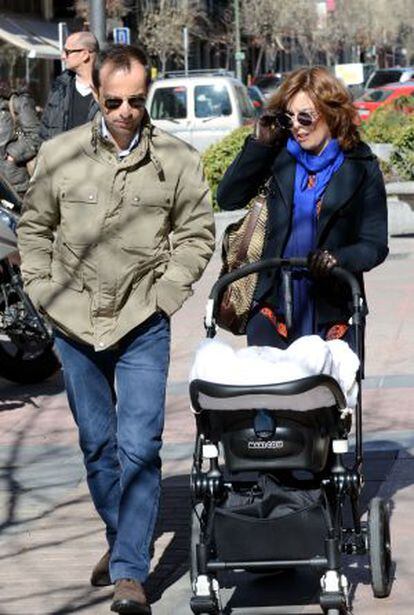 La vicepresidenta, Soraya Sáenz de Santamaría, paseando con su marido y su bebé por las calles de Madrid, el pasado 13 de febrero