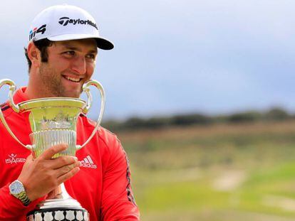 Rahm exhibe el trofeo del Open de España, este domingo en Madrid.