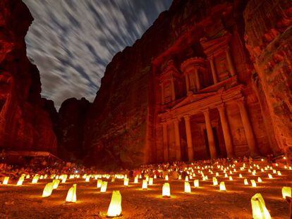 Las velas iluminan Petra, la capital del antiguo reino nabateo, en Jordania.