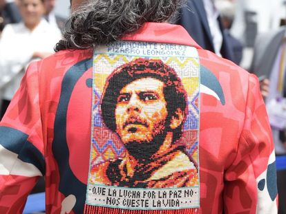 La senadora María José Pizarro, viste una chaqueta con una imagen de su padre, Carlos Pizarro, en Bogotá, el 7 de agoto de 2022.