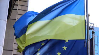 Banderas de Ucrania y de la Unión Europea.