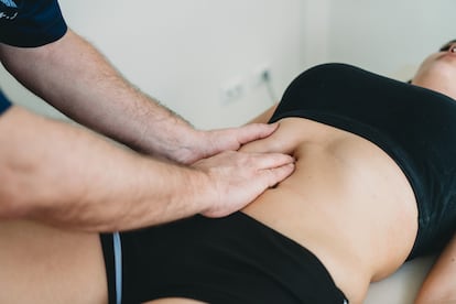 Una mujer recibe un masaje en el abdomen.