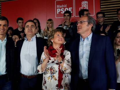 El líder del PSOE, Pedro Sánchez (i), durante un acto protagonizado con el secretario general de los socialistas madrileños, José Manuel Franco (2i), el portavoz en la Asamblea, Ángel Gabilondo (d), y Carmen Barahona (2d).