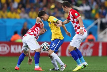 Oscar, controlando la pelota entre los croatas Modric y Perisic.