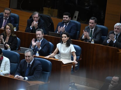 Ana Cuartero, Íñigo Henríquez de Luna y Rocío Monasterio, en la bancada de Vox en la Asamblea.