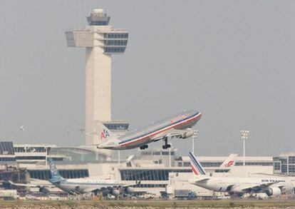 Un avión de la empresa American Airlines despega de un aeropuerto, en una foto de archivo.