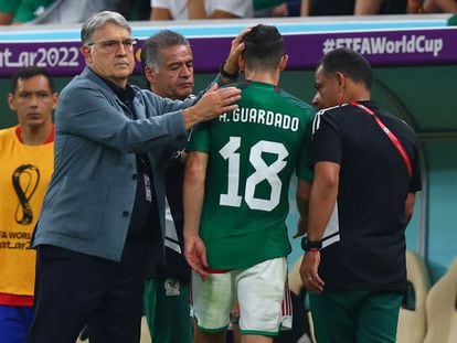 Martino consuela a Guardado durante el partido de México y Argentina.