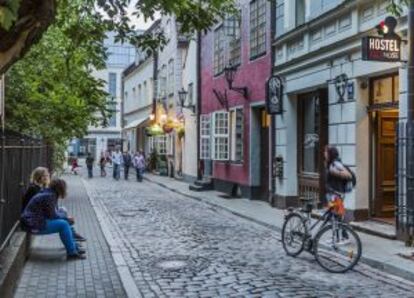 Casas típicas en la calle empedrada Jana del centro de Riga.