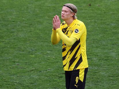 Erling Haaland gesticula durante el partido contra el Eintracht.