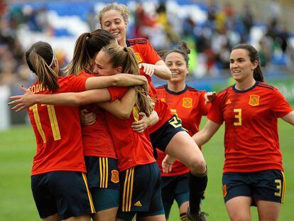 Las jugadoras de la selección española celebran un gol ante ante Camerún