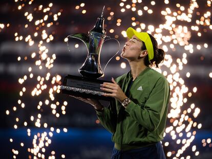 Muguruza besa el trofeo de campeona en Dubái.