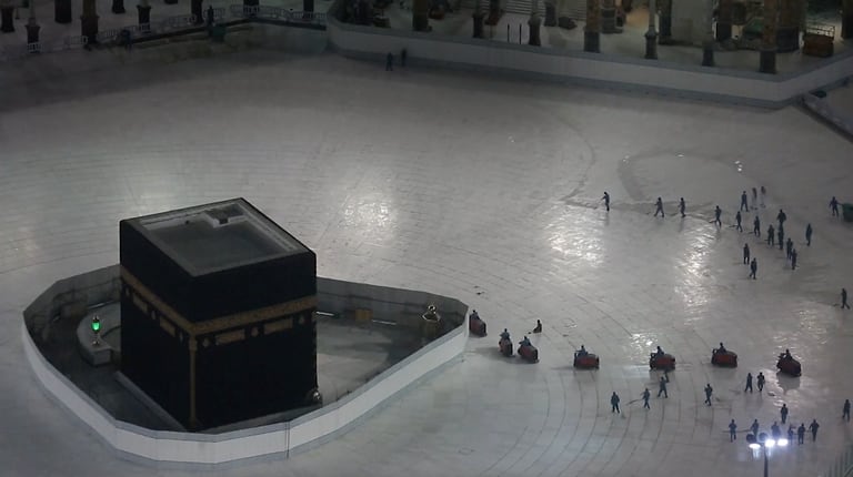 Desinfección en torno a la Kaaba, en la explanada de la Gran Mezquita de La Meca.