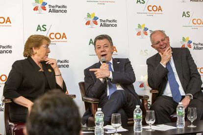 La presidenta chilena, Michelle Bachelet, el colombiano, Juan Manuel Santos, y el peruano, Pedro Pablo Kuczynski, en 2016 