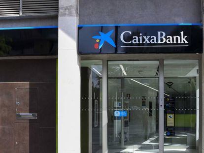 Oficina con el cambio de imagen de Bankia a Caixabank