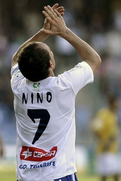 Nino, del Tenerife, celebra su segundo gol al Espanyol.