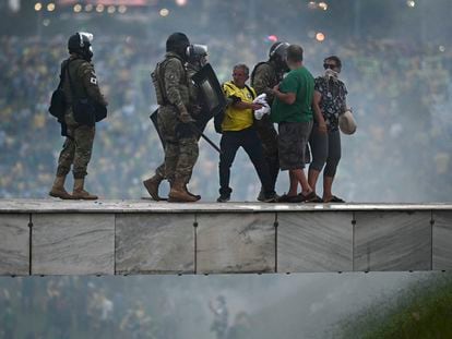 Integrantes de las fuerzas del orden brasileñas se enfrentaban el domingo a partidarios de Bolsonaro, en el Palacio de Planalto de Brasilia.