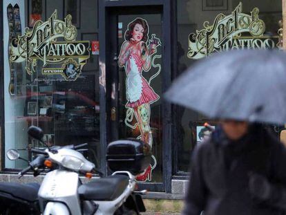 Local de tatuajes en San Sebastián cuyo dueño está acusado de abusos, agresiones y acoso sexual y coacciones.