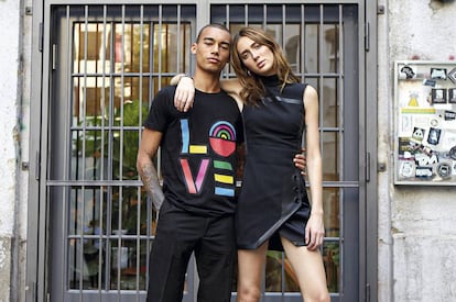 El modelo bisexual Reece King (izquierda) y la transexual Teddy Quinlivan, en Berlín.