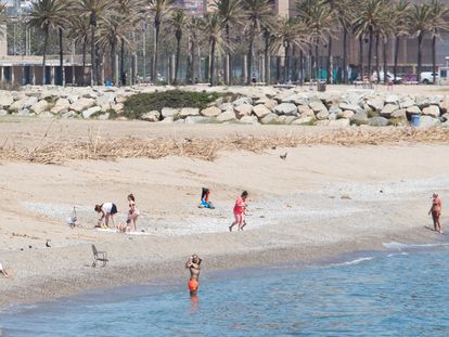 Aspecto de la playa de Sant Adrià de Besòs (Barcelona) este jueves, el 7 de mayo.