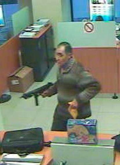 El atracador durante un robo en un banco en 2009, con el subfusil Z-70.