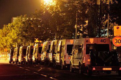 Varias furgonetas de la polic&iacute;a antidisturbios aparcadas anoche en la ciudad de Amiens.