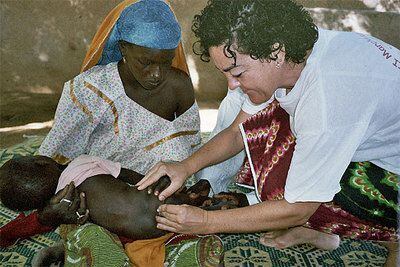 Una voluntaria de la fundación creada por un empleado de Riu en Níger.