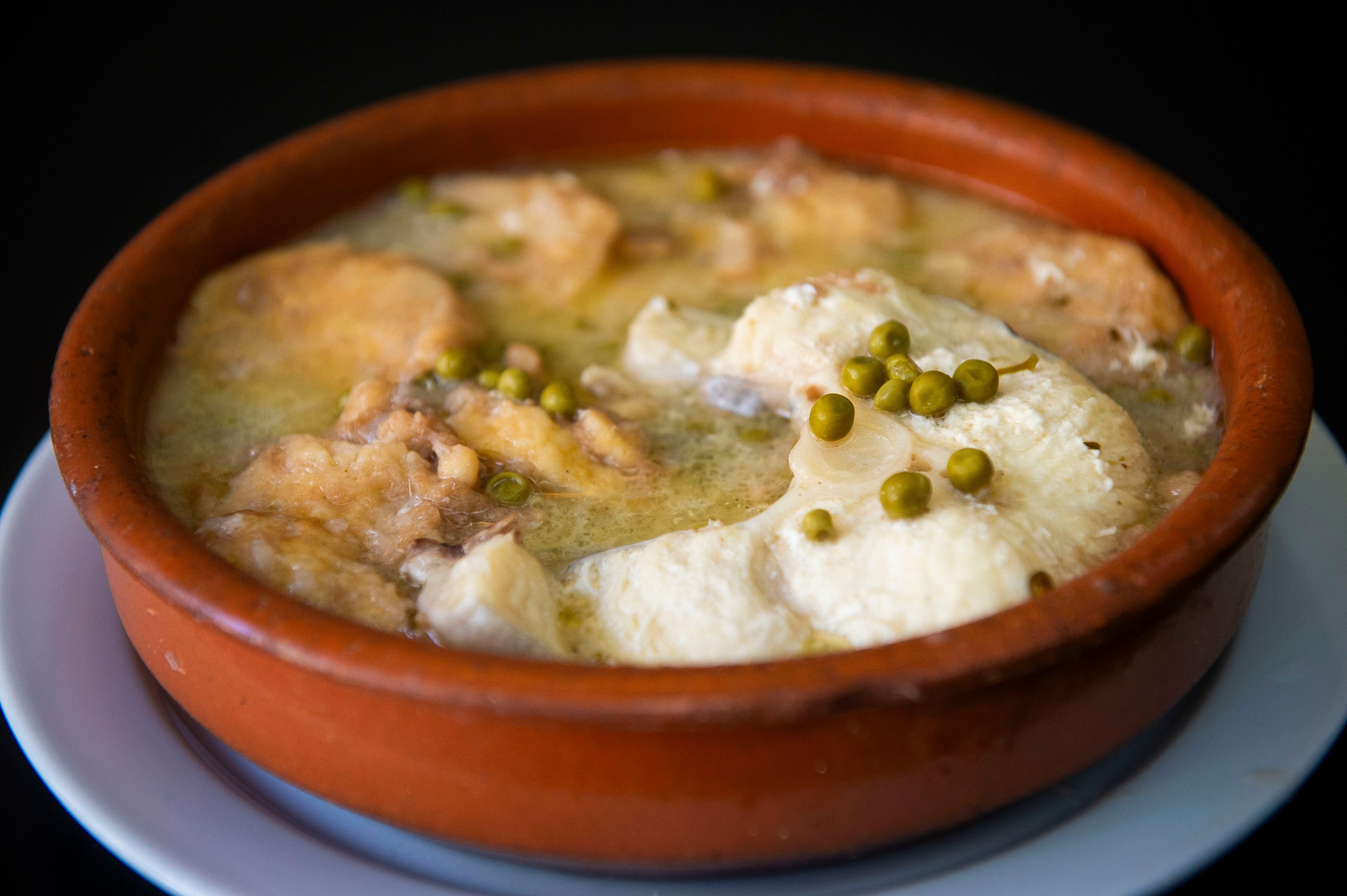 Patatas a la importancia con congrio, un plato del restaurante Isamar (Madrid).