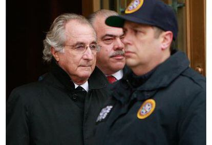 Bernard Madoff (i), cuando fue a declarar ante el juez en la Corte Federal en Nueva York, en enero de 2009